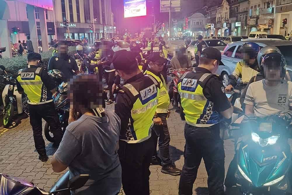 JPJ Kuala Lumpur dengan kerjasama pelbagai agensi melaksanakan Op Ambang Tahun Baharu di Jalan Sultan Azlan Shah, Kuala Lumpur pada Selasa.