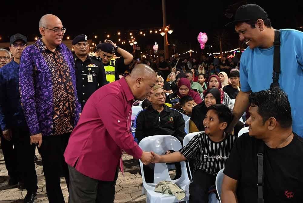 Saarani (tengah) menyantuni orang ramai yang hadir pada Finale Tahun Melawat Perak 2024 dan Sambutan Tahun Baharu 2025 di Bulatan Sultan Azlan Shah, Meru pada malam Selasa. Foto Bernama