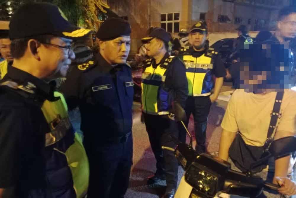 Remaja perempuan ini dipercayai membawa ibunya untuk makan sate sebelum ditahan dalam operasi khas selepas pemeriksaan mendapati dia tidak memiliki lesen.