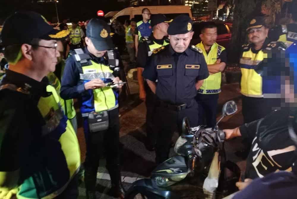 Pemeriksaan dijalankan menfokuskan penunggang motosikal di Plaza Tol Awan Besar pada Selasa