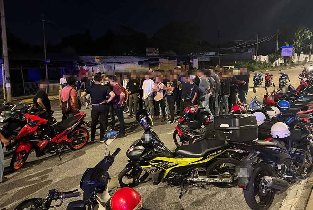 Polis melakukan pemeriksaan ke atas lebih 100 motosikal semasa operasi di Jalan Semarak, Kuala Lumpur pada Rabu.