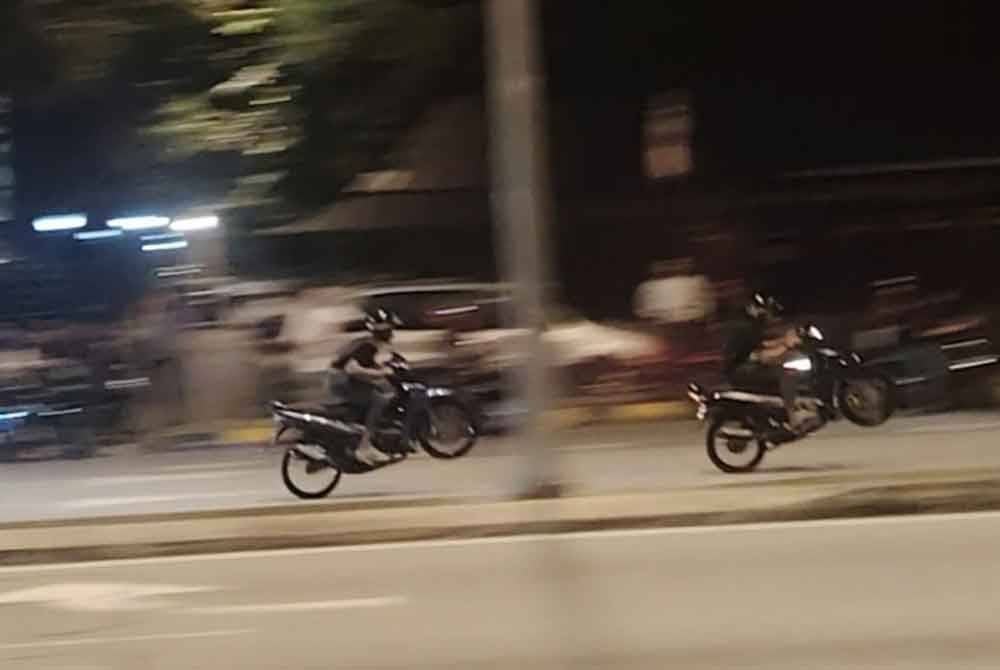 Antara aksi berbahaya yang dikesan dilakukan penunggang motosikal.