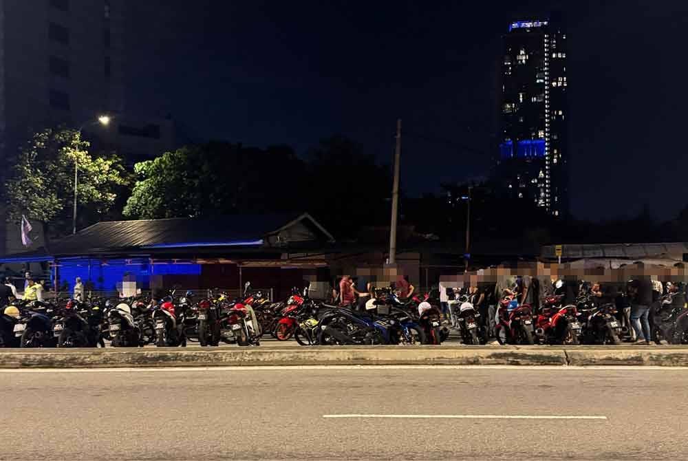 Polis melakukan pemeriksaan ke atas lebih 100 motosikal semasa operasi di Jalan Semarak, Kuala Lumpur pada Rabu.