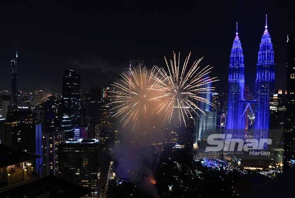 Persembahan bunga api dapat dilihat menerusi Menara Felda dengan limpahan cahaya di tengah-tengah ibu kota Kuala Lumpur. FOTO SINAR HARIAN-ROSLI TALIB