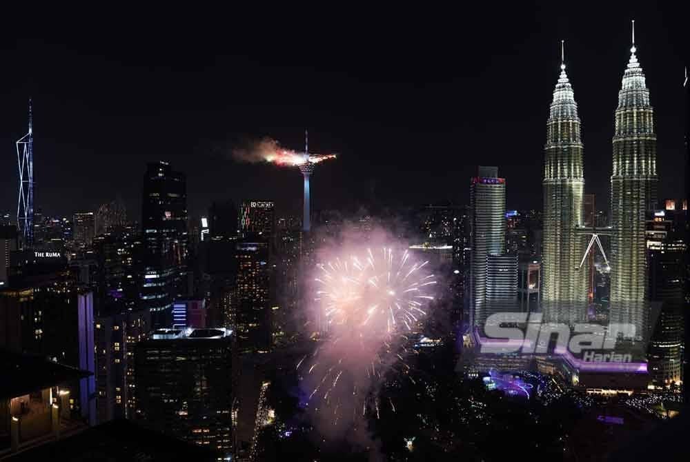 Kemeriahan sambutan Tahun Baharu 2025 disambut meriah di Menara Felda malam tadi. FOTO SINAR HARIAN-ROSLI TALIB