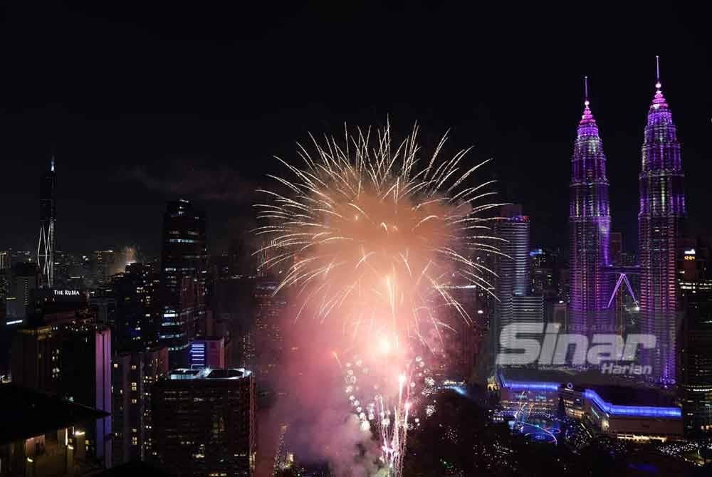Percikan bunga api menghiasi ibu kota Kuala Lumpur sempena ambang Tahun Baharu 2025 yang dirakam dari Tingkat 50, Menara Felda, Kuala Lumpur. FOTO SINAR HARIAN-ROSLI TALIB