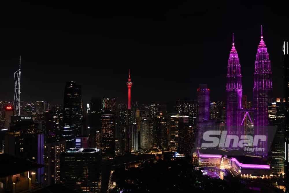 Limpahan cahaya menghiasi ibu kota Kuala Lumpur sempena ambang Tahun Baharu 2025 yang dirakam dari Tingkat 50, Menara Felda, Kuala Lumpur. FOTO SINAR HARIAN-ROSLI TALIB