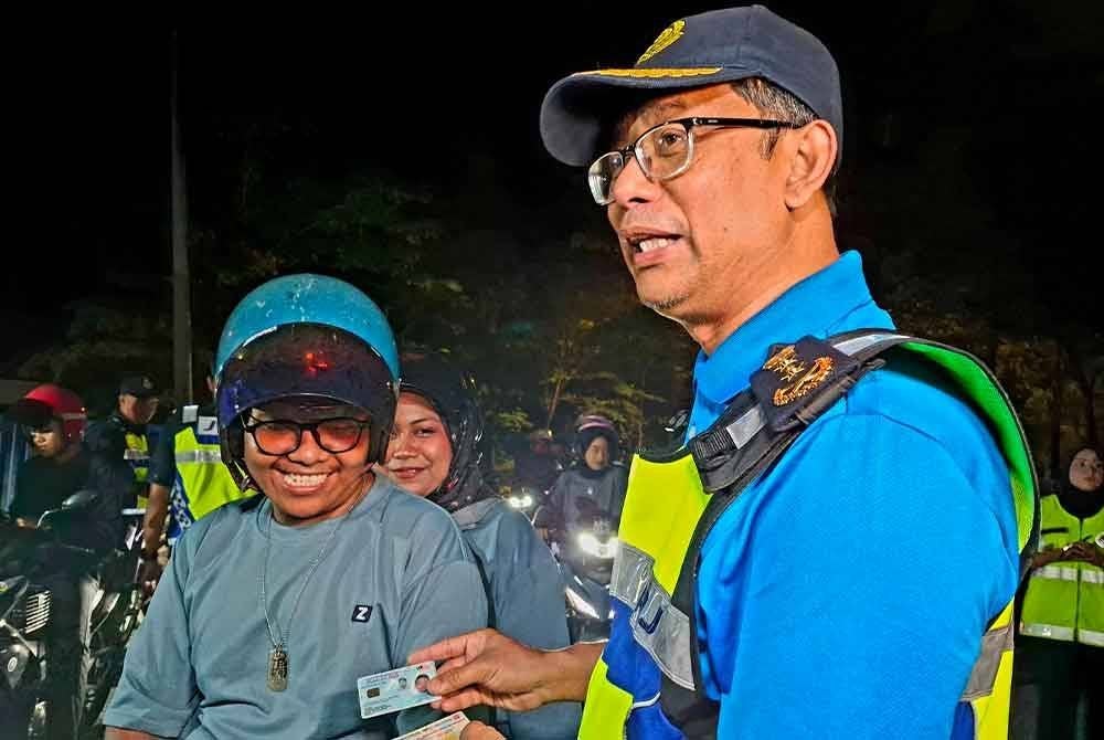 Mohammad Yusoff turut bersama melakukan pemeriksaan ke atas penunggang motosikal sempena Op Ambang Tahun Baharu 2025 di hadapan Institut Memandu Sri Perak Meru Raya pada Selasa.