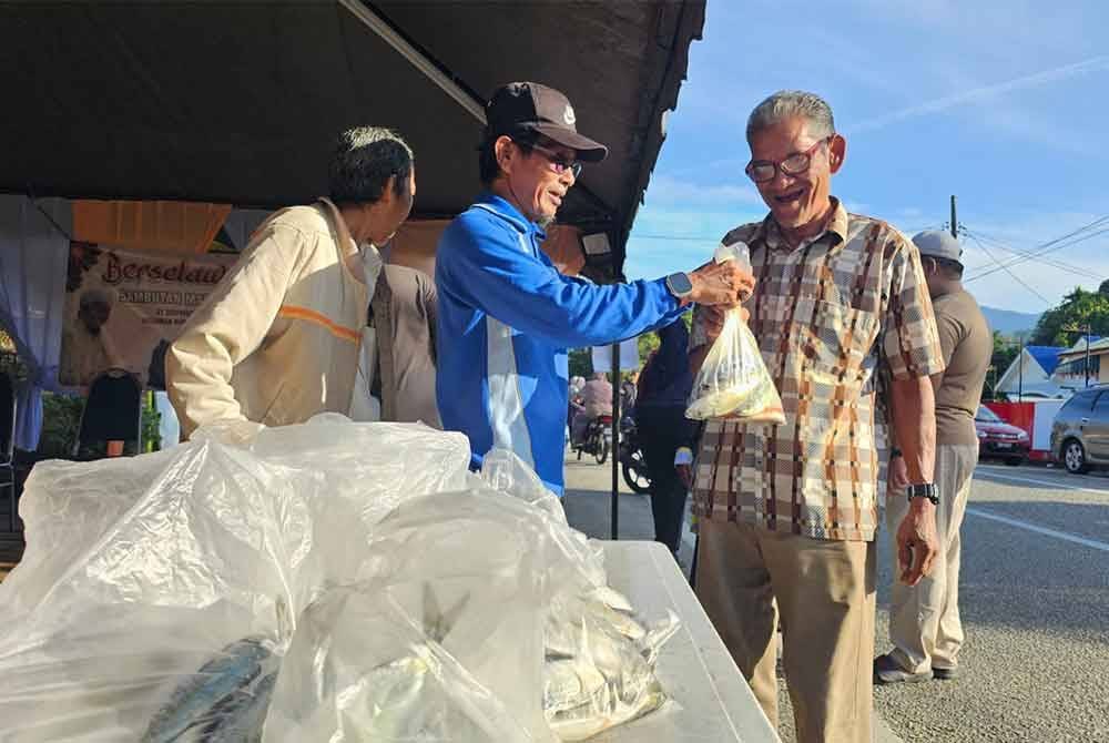 Penduduk Kampung Cheh, Changkat Jering tidak melepaskan peluang mendapatkan ikan segar percuma yang diagihkan oleh Pusat Khidmat Parlimen Bukit Gantang.