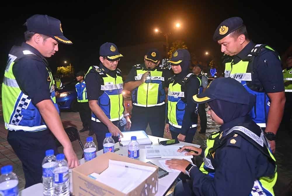 Ahmad Khirulanwar Alyahya (dua dari kiri) turun padang mengetuai Operasi Khas Motosikal 2024 sempena ambang tahun baharu 2025 di Jalan Tanah Putih di sini pada Selasa.