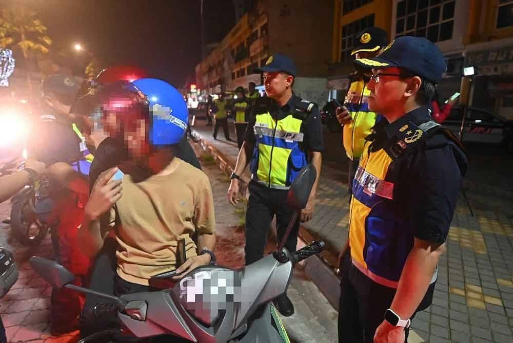 Ahmad Khirulanwar Alyahya turun padang mengetuai Operasi Khas Motosikal 2024 sempena ambang tahun baharu 2025 di Jalan Tanah Putih di sini pada Selasa.