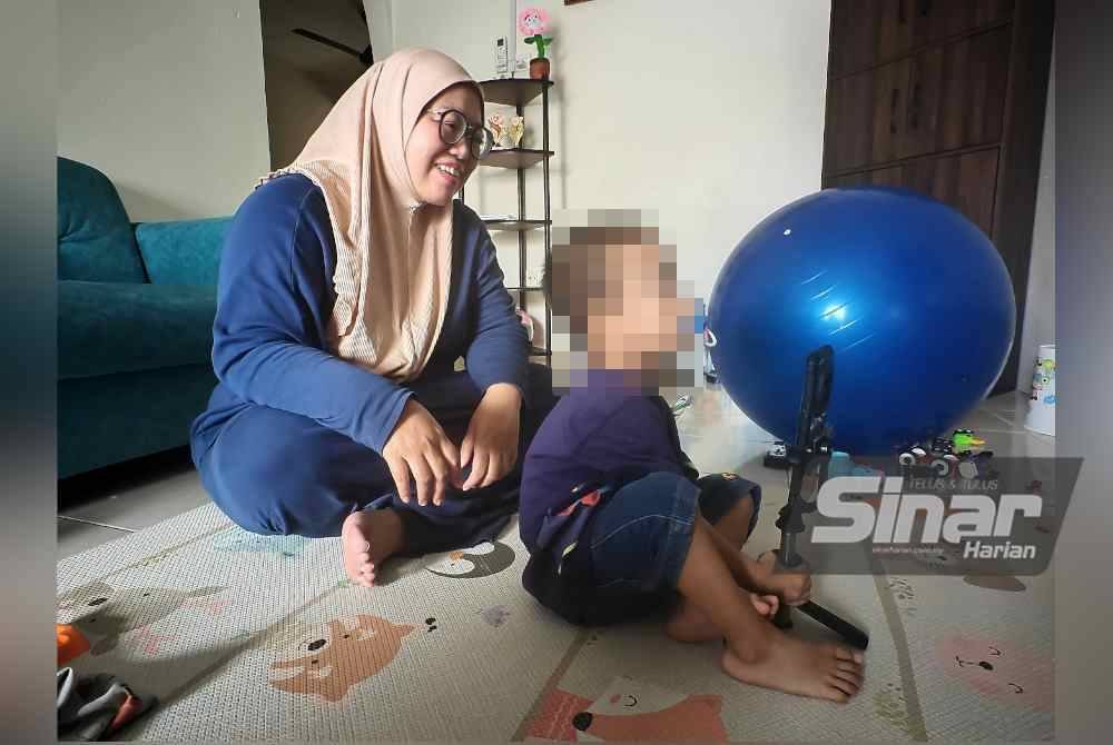 Fauziah menjaga Nufail seperti anak kandungnya sendiri.