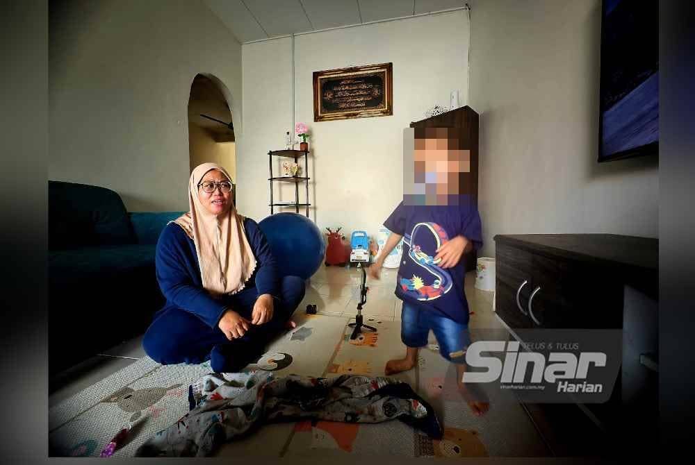 Fauziah melihat keletah Nufail yang kini sudah boleh berjalan.