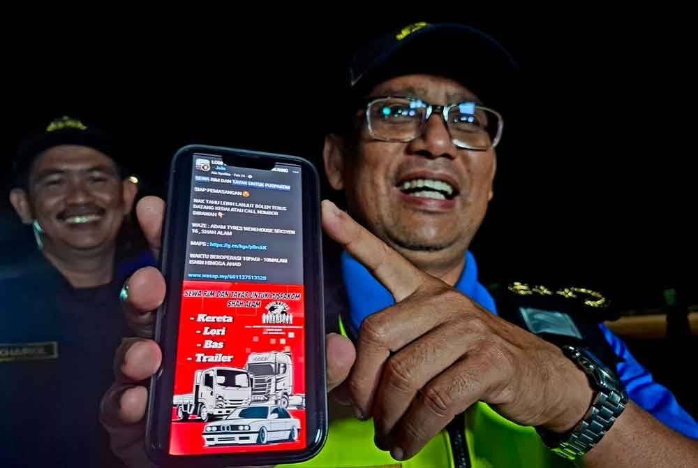 Mohammad Yusoff menunjukkan iklan perkhidmatan menukar tayar bagi tujuan pemeriksaan di Puspakom yang berleluasa di media sosial.