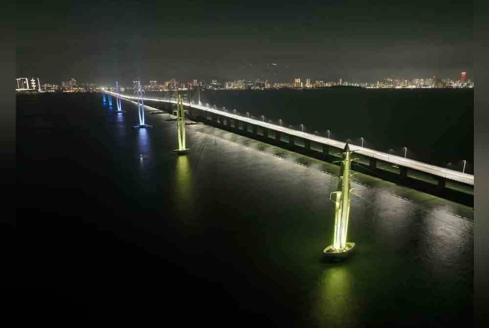 Kombinasi lampu berwarna biru, kuning dan putih yang simbolik dengan bendera Pulau Pinang antara 200 warna yang dipancarkan pada 31 tiang menara sepanjang projek berkenaan.