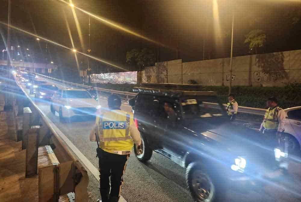 Operasi khas oleh Jabatan Siasatan dan Penguatkuasaan Trafik (JSPT) itu bermula pada jam 11 malam Selasa dan berakhir pada jam 5 pagi Rabu. Foto IPK Johor