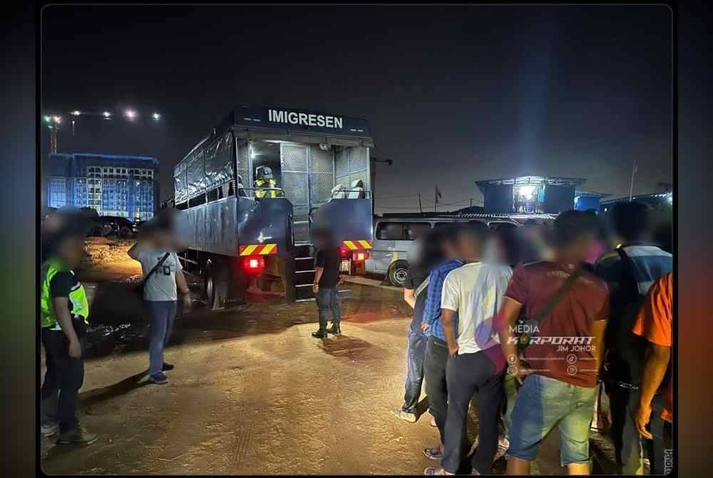 Warga asing yang ditahan dibawa ke Depoh Imigresen Pekan Nenas, Pontian untuk siasatan dan tindakan lanjut. Foto JIM Johor