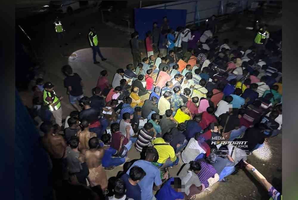 Seramai 454 warga asing dan warga tempatan diperiksa dalam Ops Sapu di kawasan tapak pembinaan di Masai, Johor. Foto JIM Johor