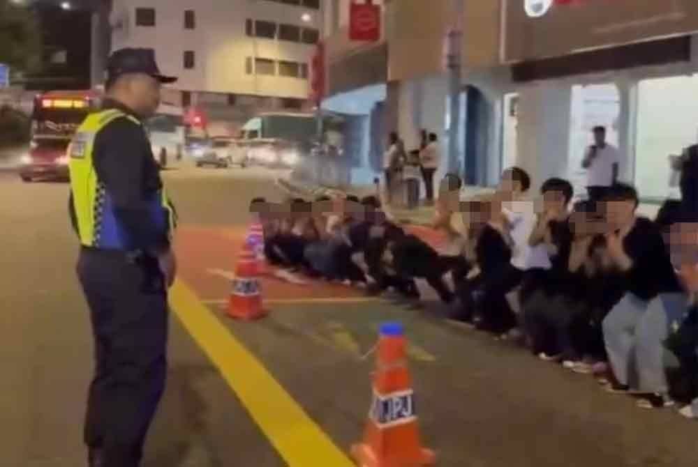 Tangkap layar rakaman video mengenai denda ketuk ketampi terhadap kumpulan remaja yang ditahan kerana menunggang basikal yang diubah suai serta berbahaya di ibu negara, pada Selasa.