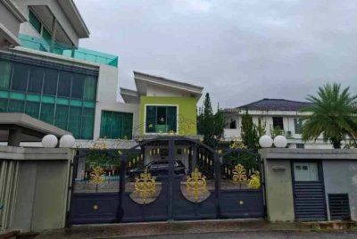 Sebanyak 727 barangan milik Datuk Vida termasuk empat buah kenderaan disita selepas beliau gagal melangsaikan hutang berjumlah RM1,060,285 kepada syarikat kontraktor pembinaan, Ah Design Communication sejak tahun 2018.