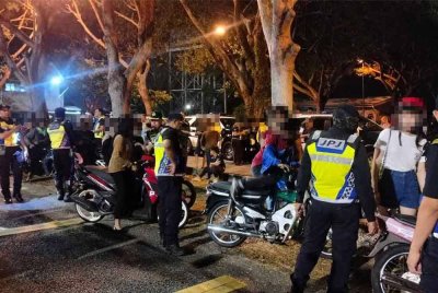 Anggota penguat kuasa JPJ melakukan pemeriksaan terhadap penunggang motosikal dalam Operasi Ambang Tahun Baharu 2025 di Butterworth pada Selasa.