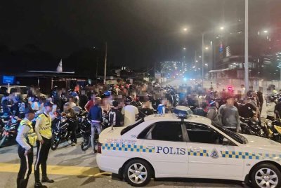 Polis melaksanakan operasi di Jalan Semarak sempena ambang tahun baharu 2025 pada Rabu.