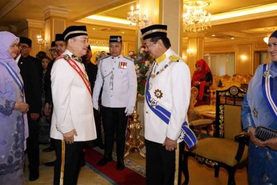 Hajiji dan isteri, Datin Seri Juliah Salag beramah mesra dengan Tun Musa selepas selesai Istiadat Lafaz Sumpah Jawatan Tuan Yang Terutama Yang di-Pertua Negeri Sabah Ke-11 di Istana Seri Kinabalu, Kota Kinabalu pada Rabu.