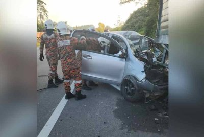 Keadaan Perodua Myvi selepas merempuh belakang sebuah lori treler di Lebuhraya Baling-Kulim.
