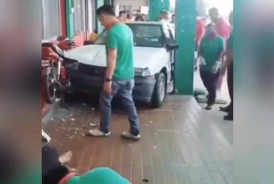 Tangkap layar video memaparkan sebuah video terbabas melanggar sebuah pasar raya di Taman Sentosa, Klang, Ahad lalu.