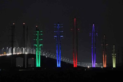 Menara monopole TNB kelihatan berwarna-warni sempena sambutan Tahun Baharu 2025. Foto Bernama
