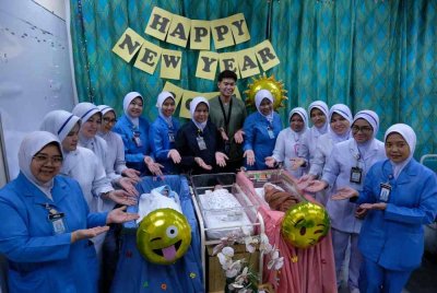 Kakitangan dan jururawat wad bersalin HTAA bersama antara bayi tahun baharu yang selamat dilahirkan di hospital itu pada Rabu.