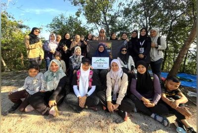 Sekumpulan wanita mengisi cuti tahun baharu dengan aktiviti mendaki Bukit Kepayang.