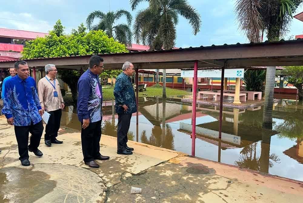 Banjir yang masih bergenang di kawasan sekolah. FOTO SINAR HARIAN-ADILA SHARINNI WAHID.