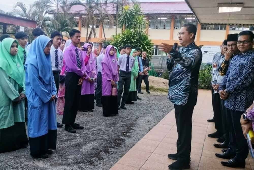 Amzan menyampaikan nasihat dan motivasi ketika tinjauan hari pertama SPM di SMK Dong, Raub pada Khamis