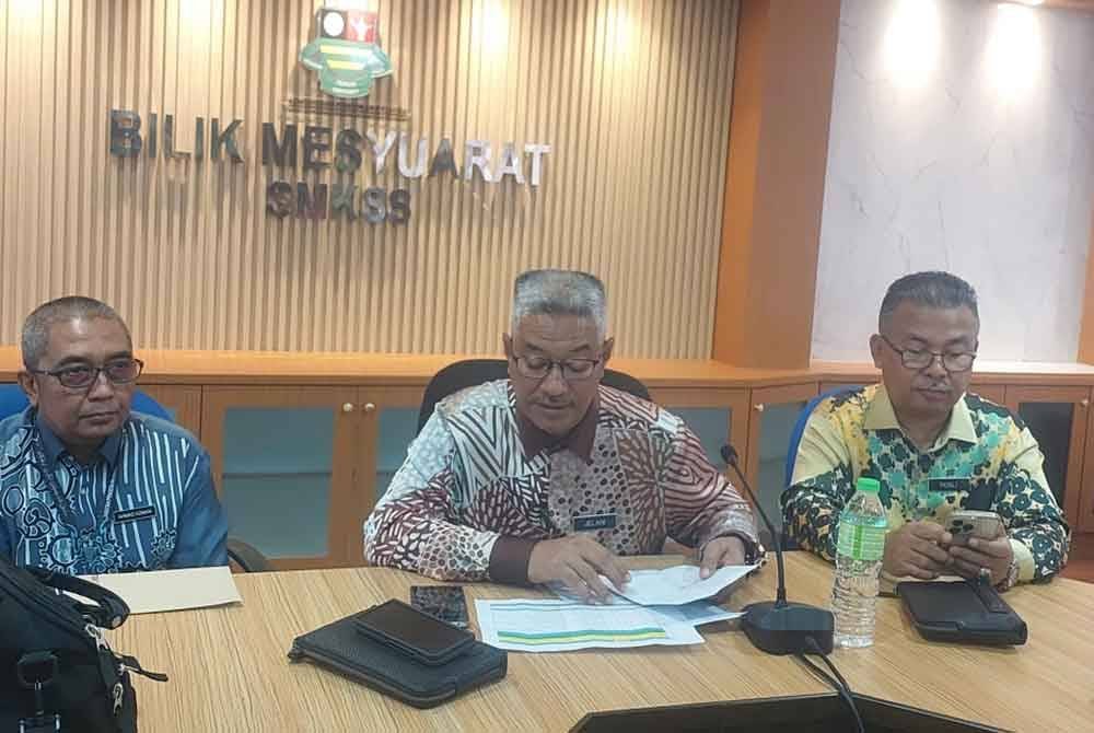 Jelani (tengah) ketika sidang akhbar di Sekolah Menengah Kebangsaan (SMK) Sultan Sulaiman.