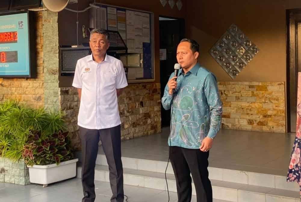 Aznan (kanan) melawat Sekolah Menengah Kebangsaan Agama (SMKA) Johor Bahru, di Johor Jaya pada hari pertama peperiksaan bertulis bagi SPM.