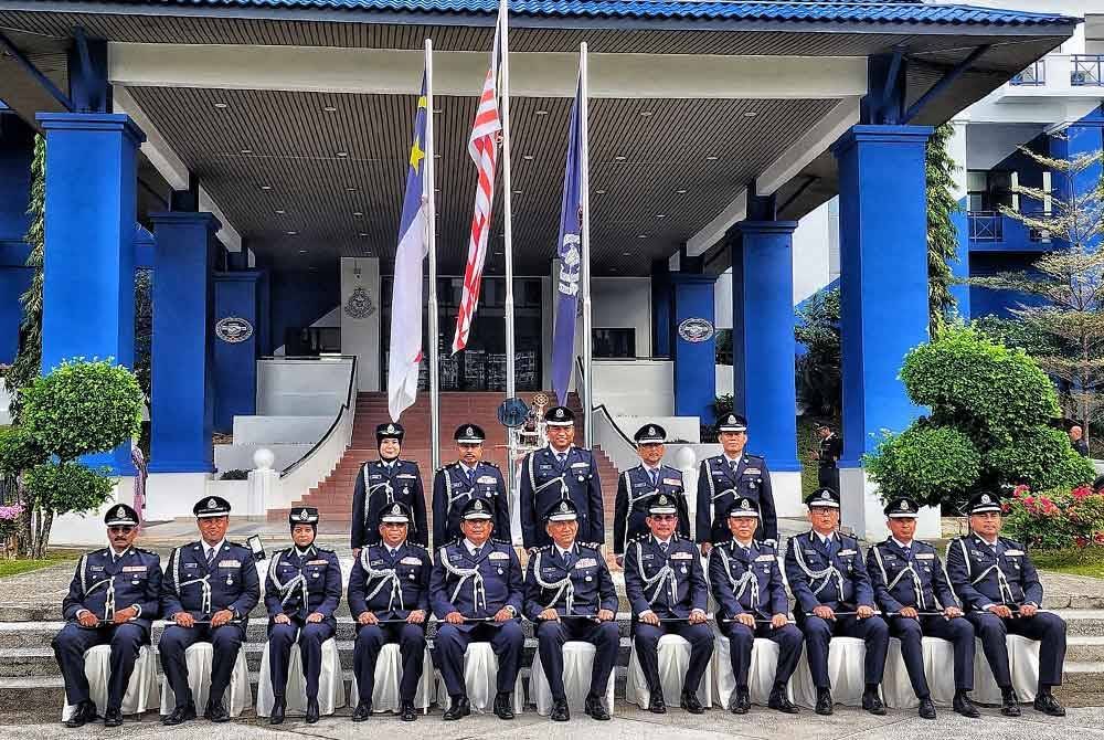 Azri (tengah) ketika sesi bergambar di lobi IPK Melaka di Bukit Beruang, di sini, pada Khamis.