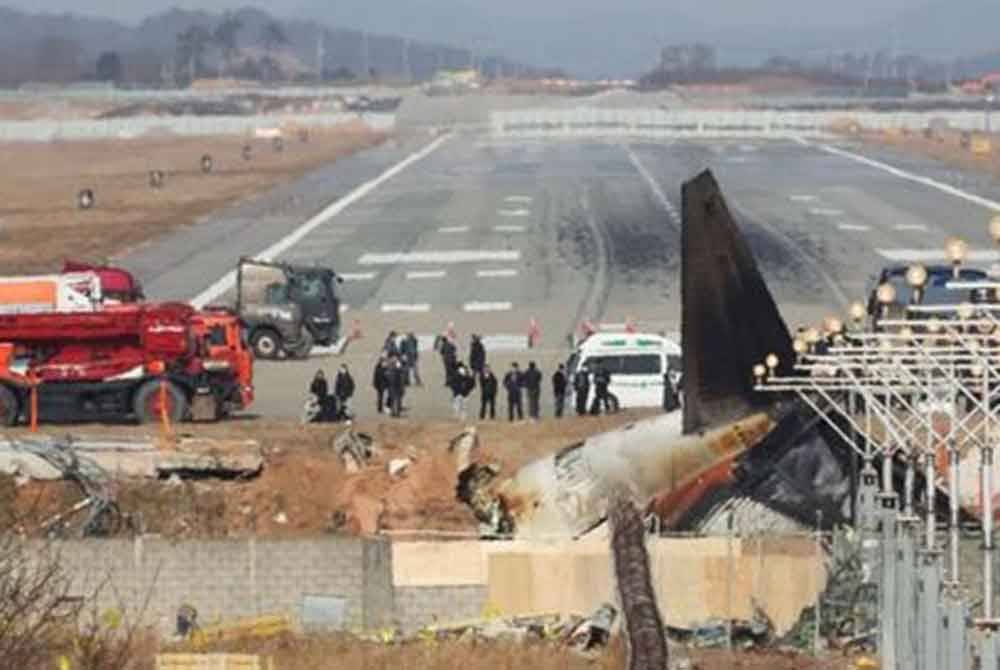 Polis pada Khamis menyerbu Lapangan Terbang Antarabangsa Muan, pejabat Jeju Air dan beberapa lokasi lain berhubung nahas pesawat syarikat penerbangan itu yang mengorbankan 179 nyawa. Foto Agensi