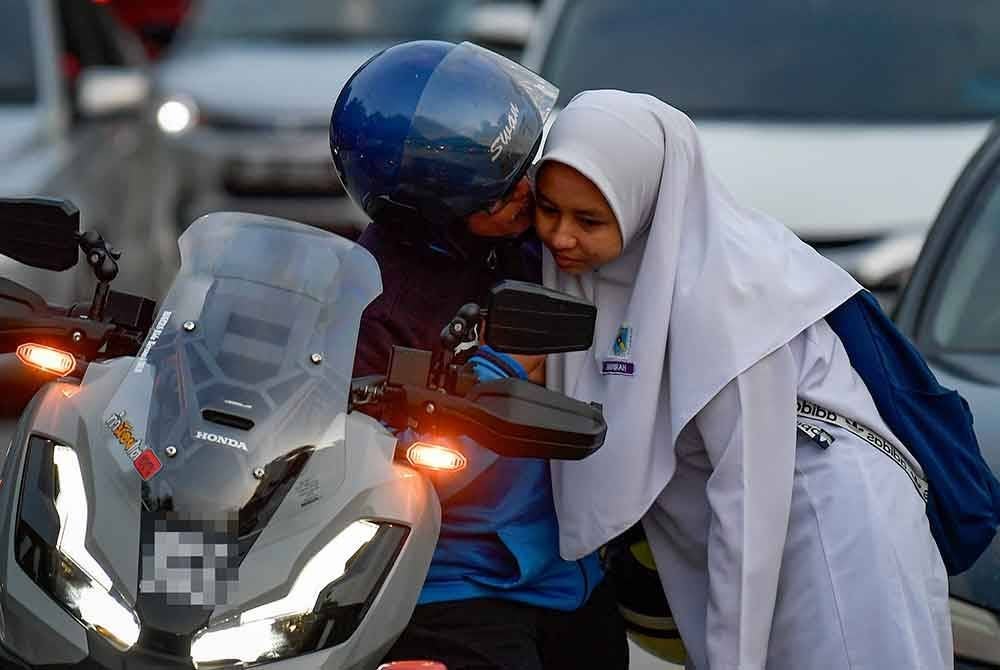 Calon Sijil Pelajaran Malaysia (SPM) menerima kucupan dari bapanya sebelum masuk ke dewan peperiksaan pada hari pertama peperiksaan bertulis SPM 2024 di Sekolah Menengah Kebangsaan Jalan Empat dekat Bangi hari ini.