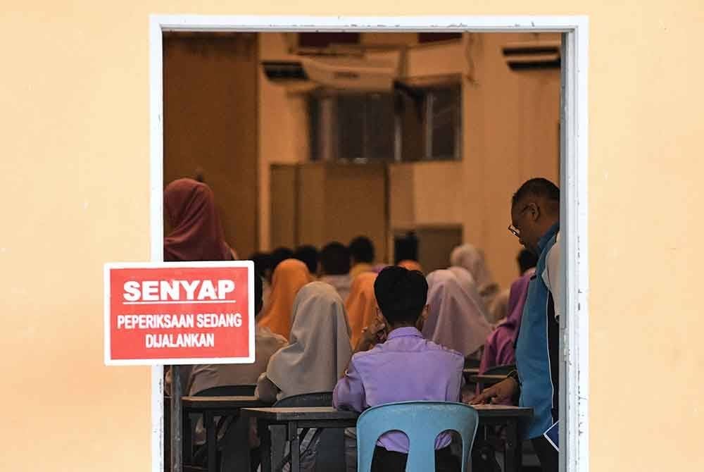 Calon-calon Sijil Pelajaran Malaysia (SPM) menduduki peperiksaan bertulis Bahasa Melayu Kertas I di Sekolah Menengah Kebangsaan Pondok Upeh dekat Balik Pulau hari ini.