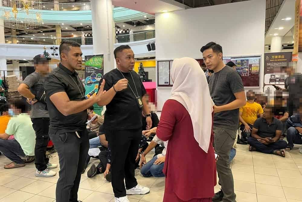 JIM Selangor menyerbu sebuah pasar raya di Seri Kembangan, pada Rabu dan menahan 80 warga asing.