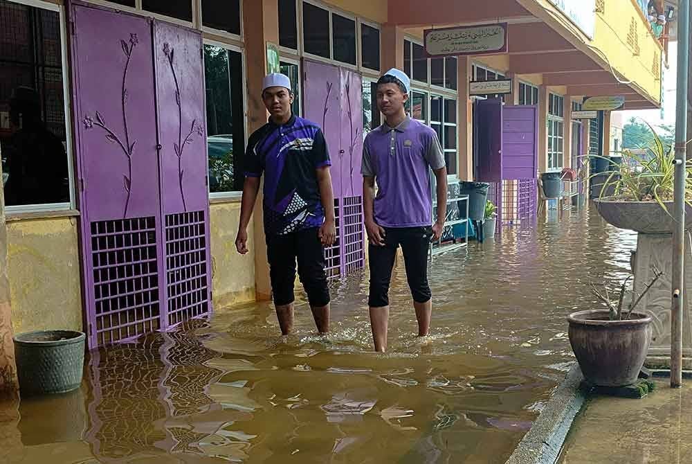 Kawasan Sekolah Menengah Ugama Arab (SMUA) Al-Falah, Rantau Panjang di sini masih digenangi banjir pada hari pertama peperiksaan bertulis Sijil Pelajaran Malaysia (SPM) 2024.