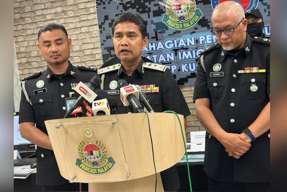 Wan Mohammed Saupee (tengah) dalam sidang akhbar di Pejabat Imigresen Kuala Lumpur pada Khamis.