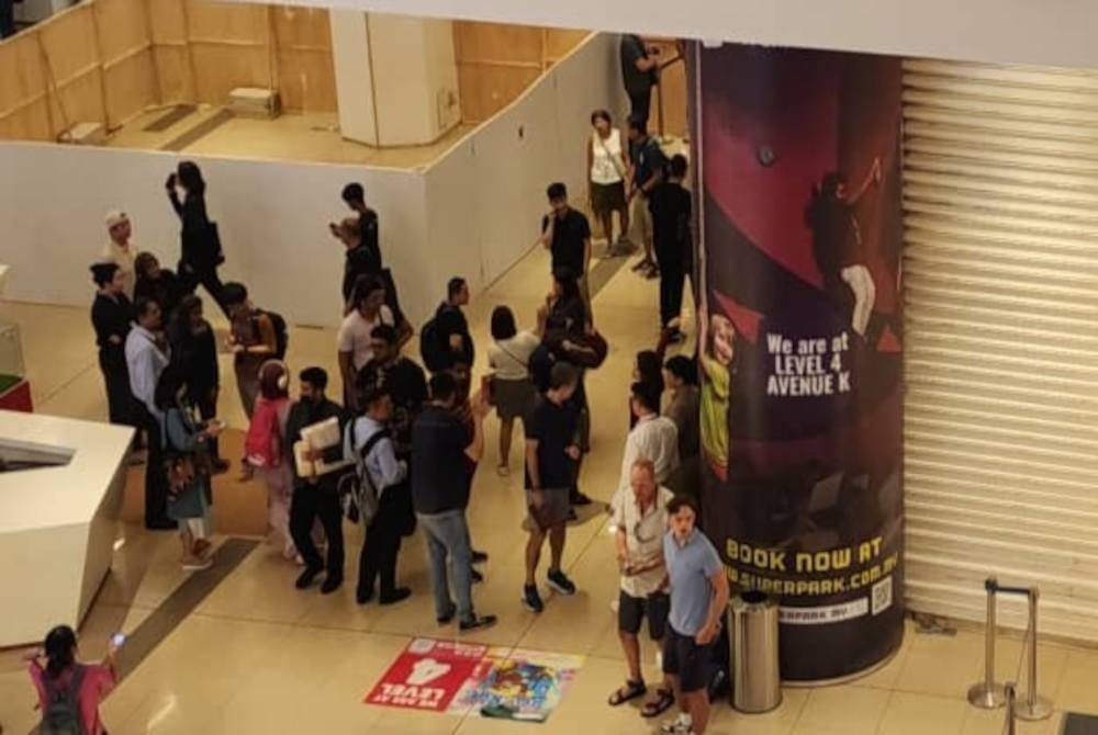 Orang ramai tidak dibenarkan masuk ke laluan Stesen LRT KLCC selepas berlaku kebakaran pada kotak suis, Khamis.