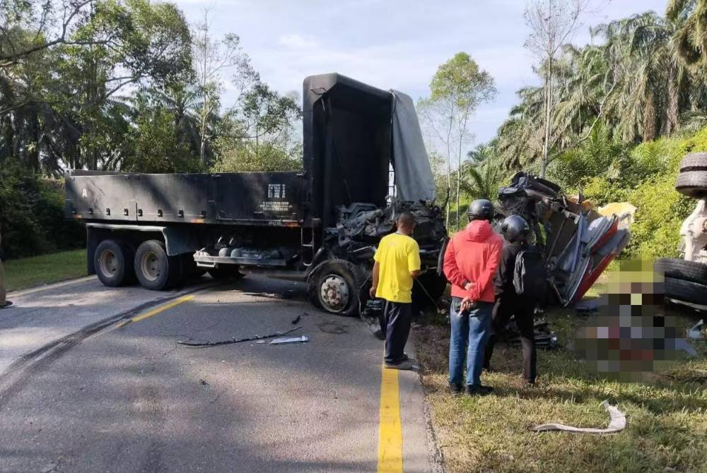 Pemandu lori maut dipercayai akibat tayar hadapan pecah menyebabkannya hilang kawalan sehingga bertembung dengan sebuah kenderaan lain.