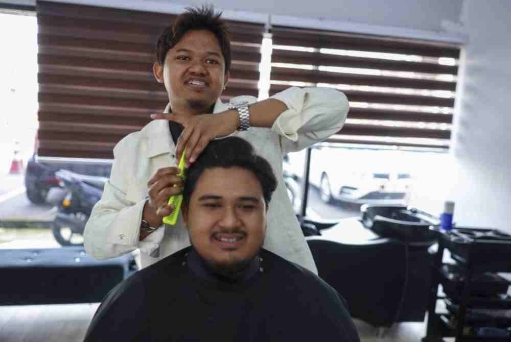 Sallehuddin boleh berbangga apabila minatnya itu berkembang menjadi kerjaya dan mata pencarian, malah namanya kini semakin dikenali sebaris dengan pendandan rambut profesional negara. Foto Bernama