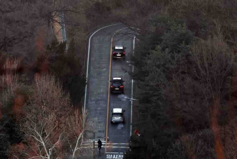 Penyiasat Korea Selatan yang cuba melaksanakan waran penahanan terhadap Presiden Yoon Suk Yeol kini berdepan kebuntuan dengan Perkhidmatan Keselamatan Presiden (PSS) di luar kediaman presiden pada Jumaat. Foto Xinhua