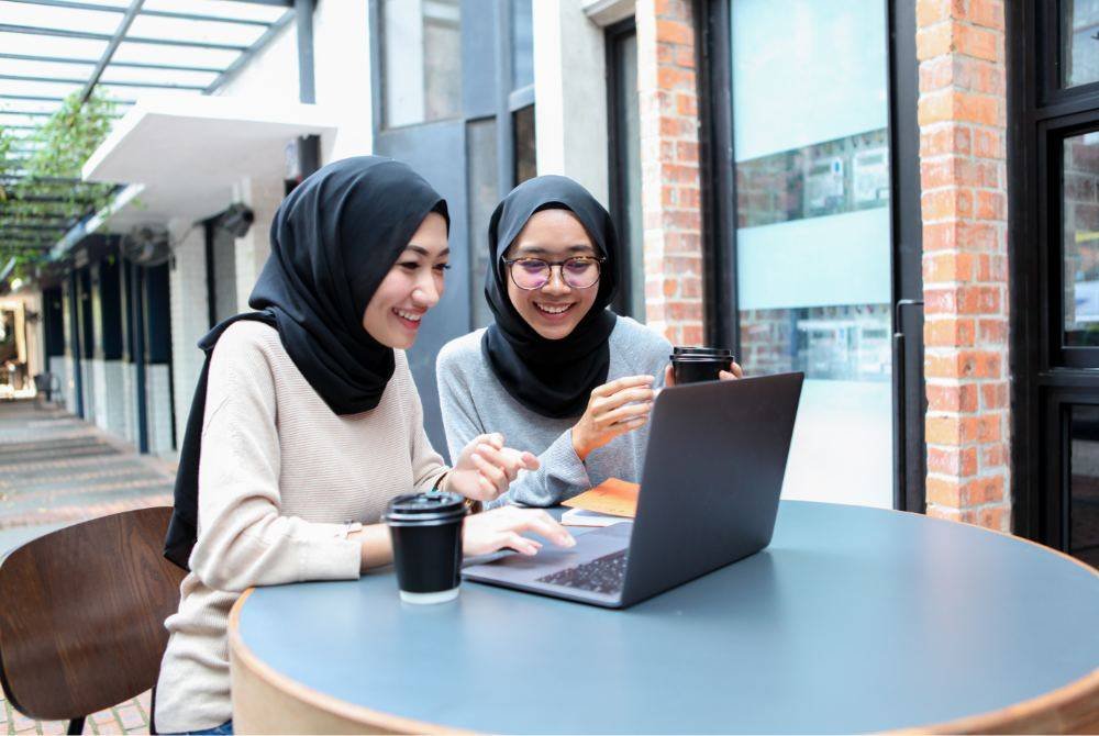 KESEIMBANGAN dalam kehidupan juga perlu diberi perhatian kepada aspek persahabatan atau sosial. Foto CANVA