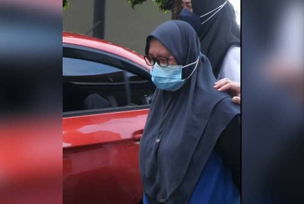 Tertuduh ketika hadir di mahkamah diiringi anggota polis sebaik tiba di mahkamah.