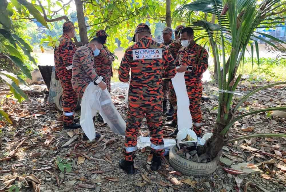 Anggota Bomba dan Penyelamat yang melaksanakan SAR di lokasi kejadian mangsa hilang yang ditemukan terdampar di tebing sungai dipercayai lemas. FOTO JBPM